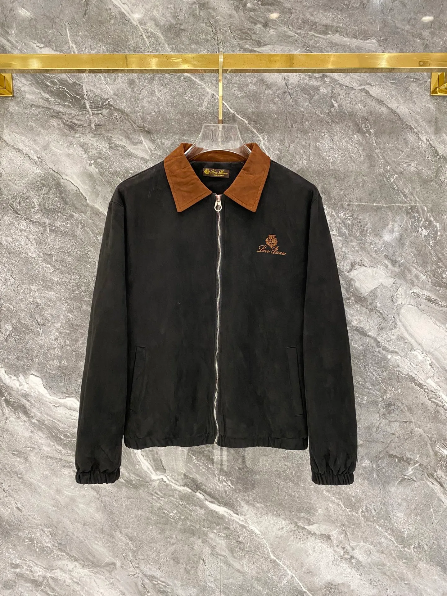 Loro Piana·Noyou Piana suit 26ss customized top-quality fabrics new jackets casual pants, ribbon letter embroidery stitching new show products‼ The product is in perfect condition, comfortable and warm, complete with three labels, full and attractive color, very outstanding design, customized hardware accessories can easily enhance the fashion sense, the workmanship is extremely elegant and rigorous, and the wiring is neat and meticulous! A masterpiece from a famous designer! The upper body does not look bloated and is super handsome! Sizes：M～XXXL